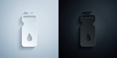 Kağıt kesiği Fitness titreşim simgesi gri ve siyah arkaplanda izole edilmiş. Su ve protein kokteylleri için kapaklı spor karıştırıcı şişesi. Kağıt sanatı tarzı. Vektör