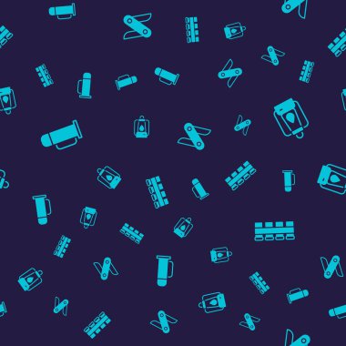 Termos kabını, kamp fenerini, İsviçre ordu bıçağını ve av kartuşu kemerini kusursuz desenlere ayarlayın. Vektör