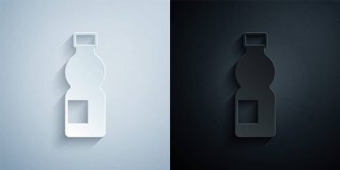 Kağıt kesiği, gri ve siyah arkaplanda izole edilmiş bir şişe su ikonu. Soda su içme tabelası. Kağıt sanatı tarzı. Vektör