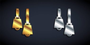 Siyah arka planda altın ve gümüş lamba asılı ikon. Tavan lambası ampulü. Uzun gölge tarzı. Vektör