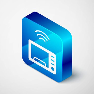Isometric Smart mikrodalga fırın sistemi simgesi gri arkaplanda izole edildi. Ev aletleri simgesi. İnternet kavramının kablosuz bağlantısı. Mavi kare düğme. Vektör.
