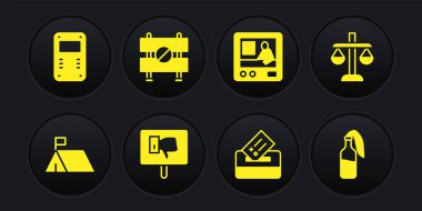 Protesto kampı, adalet terazisi, oy sandığı, televizyon raporu, bariyer, kokteyl molotof ve polis saldırı kalkanı ikonu hazırlayın. Vektör