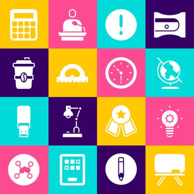 Tebeşir tahtası, ampul, dünya küresi, konuşma balonu ve ünlem, iletki ızgarası, kahve fincanı, hesap makinesi ve saat simgesi. Vektör