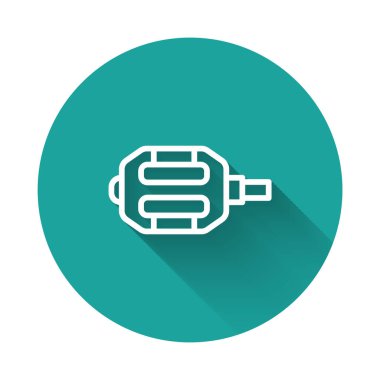 Beyaz çizgi bisiklet pedalı simgesi uzun gölgeli izole edilmiş. Yeşil daire düğmesi. Vektör.