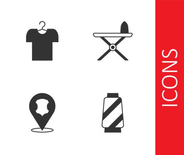 Dikiş ipliğini makaraya, tişört askısına, deri ve elektrikli ütüye ve ütü masası simgesine yerleştir. Vektör