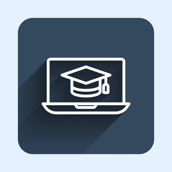 Linha branca Capa de graduação no ícone do laptop de tela isolado com fundo de sombra longa. Aprendizagem online ou conceito de e-learning. Botão quadrado azul. Vetor — Vetor de Stock