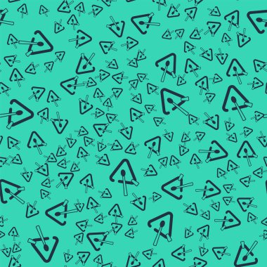 Siyah Üçgen müzik aleti ikonu yeşil arka planda kusursuz desen izole etti. Vektör