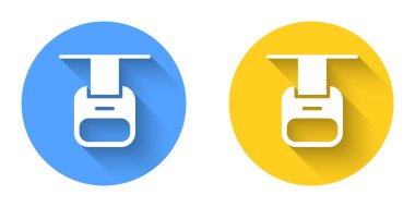 Beyaz Kablo araba simgesi uzun gölge arkaplan izole. Füniküler işaret. Çember düğmesi. Vektör