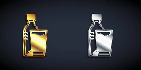 Золотая и серебряная бутылка воды со стеклянной иконой на черном фоне. Знак напитка с содовой. Длинный стиль тени. Вектор — стоковый вектор