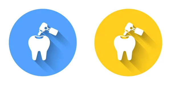 Vit tand med karies och tandborr ikon isolerad med lång skugga bakgrund. Tandröta. Cirkelknappen. Vektor — Stock vektor