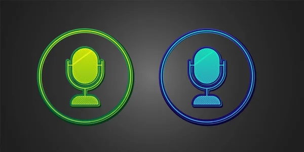 Icona microfono verde e blu isolata su sfondo nero. Sul microfono radio in onda. Segnale di altoparlante. Vettore — Vettoriale Stock