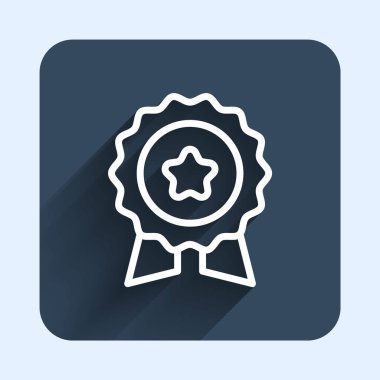 Yıldız ikonuna sahip beyaz çizgi madalyası uzun gölge arkaplanı ile izole edilmiş. Kazanan sembol. Mavi kare düğme. Vektör