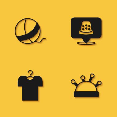 İplik yumağı, iğne ve iğneler, askıda tişört ve uzun gölgeli ikon dikmek için yüksük. Vektör