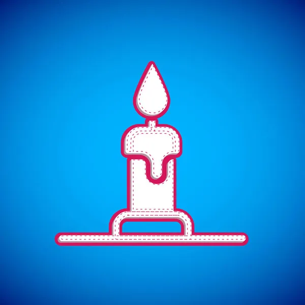 Vela blanca ardiente en el icono del candelero aislado sobre fondo azul. Vara cilíndrica con llama ardiente. Vector — Vector de stock
