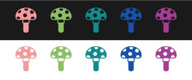 Siyah ve beyaz arkaplanda izole edilmiş Psilocybin mantar simgesini ayarla. Psikedelik halüsinasyon. Vektör