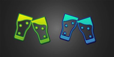 Siyah arka planda izole edilmiş yeşil ve mavi bira ikonu. Vektör