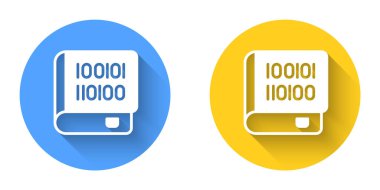Uzun gölge arkaplan ile izole edilmiş programlama simgesi hakkında beyaz kitaplar. Dil programlama konsepti. PHP, CSS, XML, HTML, Javascript öğrenme. Çember düğmesi. Vektör