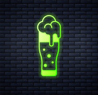 Duvarda izole edilmiş parlak neon bardaktaki bira ikonu. Aziz Patrick gününüz kutlu olsun. Ulusal İrlanda bayramı. Vektör