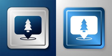 Mavi ve gri arkaplanda beyaz Noel ağacı simgesi var. Mutlu Noeller ve mutlu yıllar. Gümüş ve mavi kare düğme. Vektör