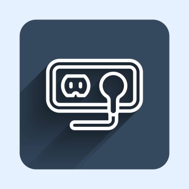 Beyaz çizgi elektrik çıkış simgesi uzun gölge arkaplanı ile izole edildi. Elektrik prizi. Rosette sembolü. Mavi kare düğme. Vektör