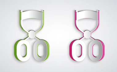 Kağıt kesiği Kirpik bigudi simgesi gri arkaplanda izole edilmiş. Makyaj aleti işareti. Kağıt sanatı tarzı. Vektör