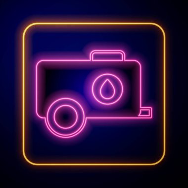 Parlayan neon mobil su tankı - Bowser simgesi siyah arkaplanda izole edildi. Su tankı su getiriyor. Vektör