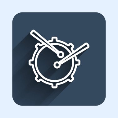 Uzun gölge arkaplan ile izole edilmiş baget çubukları simgesi ile beyaz çizgi Drum. Müzik işareti. Müzik aleti sembolü. Mavi kare düğme. Vektör