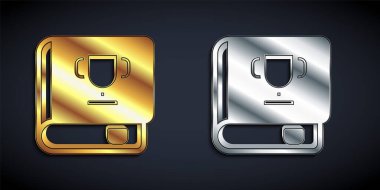 Siyah arkaplanda izole edilmiş altın ve gümüş kitap simgesi. Uzun gölge tarzı. Vektör