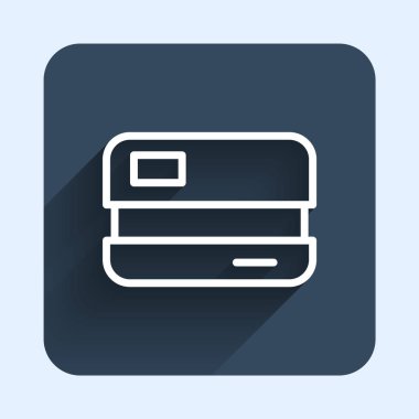 Beyaz çizgi kredi kartı simgesi uzun gölgeli. Çevrimiçi ödeme. Nakit çekilmesi. Finansal operasyonlar. Alışveriş tabelası. Mavi kare düğme. Vektör