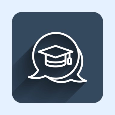 Konuşma baloncuğu simgesinde beyaz çizgi mezuniyet şapkası uzun gölge arkaplanı ile izole edilmiş. Tassel ikonlu mezuniyet şapkası. Mavi kare düğme. Vektör