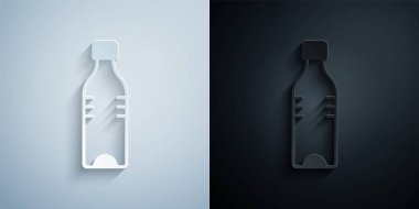 Kağıt kesiği, gri ve siyah arkaplanda izole edilmiş bir şişe su ikonu. Soda su içme tabelası. Kağıt sanatı tarzı. Vektör