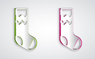 Kağıt kesiği Çorap simgesi gri arkaplanda izole edilmiş. Kağıt sanatı tarzı. Vektör