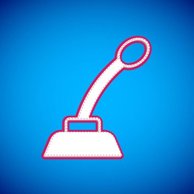 Mavi arkaplanda beyaz mikrofon simgesi izole edildi. Radyodaki mikrofondan. Sözcü işareti. Vektör