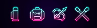 Hat termos konteynırı, yürüyüş sırt çantası, ortaçağ yayı ve oku ve ateşle yanan kibriti ayarlayın. Parlayan neon ikonu. Vektör