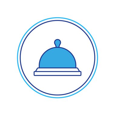 Beyaz arka planda izole edilmiş bir tepsi yemek ikonu ile kaplanmış. Tepsi ve kapak işareti. Kapaklı bir restoran saati. Vektör