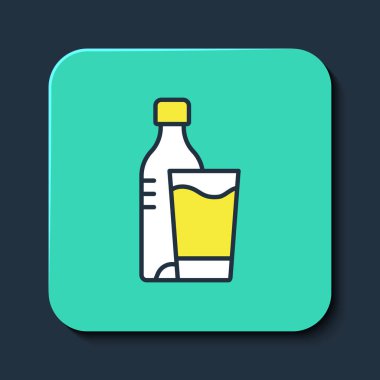 Mavi arka planda izole edilmiş cam ikonla dolu bir şişe su. Soda su içme tabelası. Turkuaz kare düğme. Vektör