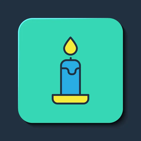 Esquema rellenado Vela ardiente en el icono del candelero aislado sobre fondo azul. Vara cilíndrica con llama ardiente. Botón cuadrado turquesa. Vector — Vector de stock