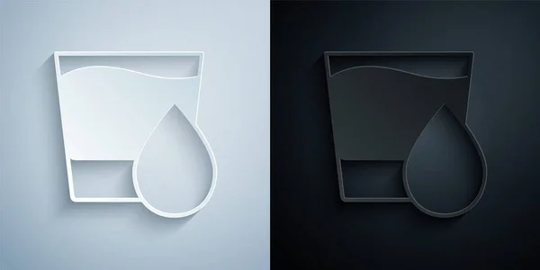 Стекло с иконкой воды изолировано на сером и черном фоне. Содовое стекло. Бумажный стиль. Вектор — стоковый вектор