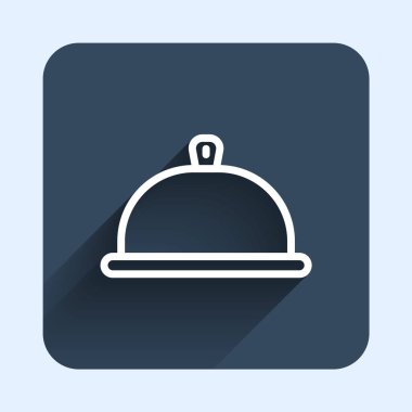 Uzun gölgeli arka plan ile izole edilmiş bir tepsi yiyecek ikonu ile kaplanmış beyaz çizgi. Tepsi ve kapak işareti. Kapaklı bir restoran saati. Mavi kare düğme. Vektör