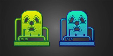 Yeşil ve mavi radyoaktif uyarı lambası simgesi siyah arkaplanda izole edildi. Vektör