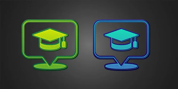 Green and blue Graduation cap in speech bubble icon isolated on black background. Maturitní klobouk s ikonou střapce. Vektor — Stockový vektor