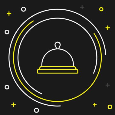 Siyah arka planda izole edilmiş bir tepsi yemek ikonu ile kaplı. Tepsi ve kapak işareti. Kapaklı bir restoran saati. Renkli taslak konsepti. Vektör