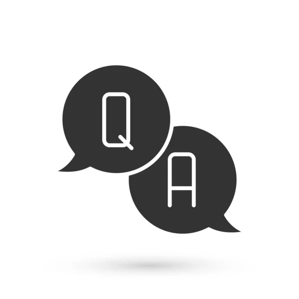 Bolle grigie del discorso con l'icona Domanda e risposta isolata su sfondo bianco. Q e simbolo A. Segnale FAQ. Chat bolla vocale e grafico. Vettore — Vettoriale Stock