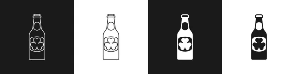 Set Bierfles met klaverblad pictogram geïsoleerd op zwart-witte achtergrond. Fijne Saint Patricks dag. Nationale Ierse feestdag. Vector — Stockvector