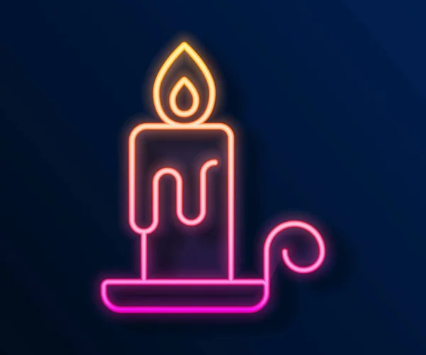 Brillante línea de neón Vela ardiente en el icono del candelero aislado sobre fondo negro. Vara cilíndrica con llama ardiente. Vector — Vector de stock