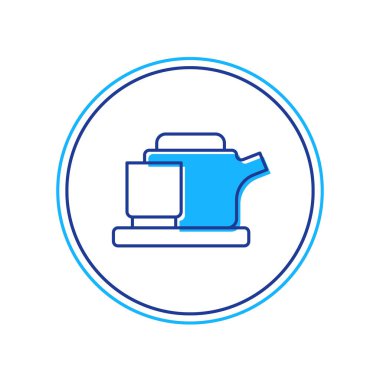 Doldurulmuş geleneksel çay seremonisi simgesi beyaz arkaplanda izole edilmiş. Fincanlı çaydanlık. Vektör