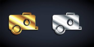 Altın ve gümüş Mobil su tankı - Bowser simgesi siyah arkaplanda izole edildi. Su tankı su getiriyor. Uzun gölge tarzı. Vektör