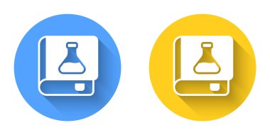 Beyaz Kimya kitabı ikonu uzun gölgeli arka planda izole edilmiş. Çember düğmesi. Vektör.