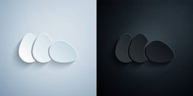 Kağıt kesiği Tavuk yumurtası simgesi gri ve siyah arkaplanda izole edilmiş. Kağıt sanatı tarzı. Vektör.