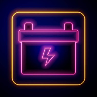 Parlayan neon araba akü ikonu siyah arkaplanda izole edildi. Akümülatör bataryası enerji ve elektrik akümülatörü bataryası. Vektör.